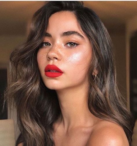 es natural pero resalta por el labial rojo Red Lipstick Looks, Corp Perfect, Red Lips Makeup Look, Makeup Tutorial Foundation, Make Up Tutorials, Makeup Tip, Summer Makeup Looks, Red Lip Makeup, Waterproof Lipstick