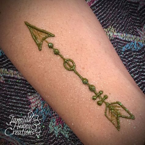 arrow henna www.jamilahhennacreations.com Henna Arrow Design, Henna Facil, Fun Henna Designs, Mehndi Tattoo Designs, Bracelet Tatoo, Men Henna Tattoo, Hanna Tattoo, Henna Tattoo Designs Arm, Small Henna Tattoos