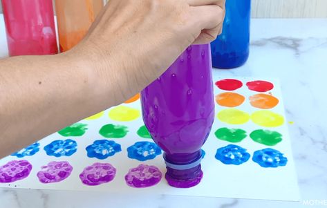 HOMEMADE DIY DOT MARKERS | MOTHERCOULD Dot Painting Tools, Sensory Play Ideas, Color Sorting Activities, Diy Marker, Baby Sensory Play, Do A Dot, Homemade Playdough, Dot Markers, Play Ideas