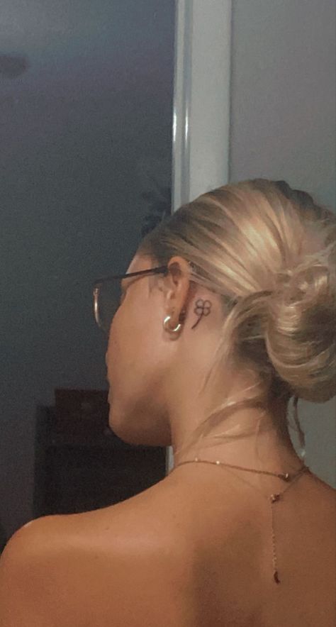 Behind the ear clover tattoo Behind The Ear Tattoo Ideas Aesthetic, Four Leaf Clover Tattoo Aesthetic, Shamrock Tattoo Behind Ear, Clover Behind Ear Tattoo, Leaf Behind Ear Tattoo, Four Leaf Clover Tattoo Behind Ear, Clover Leaf Tattoo, 5 Leaf Clover Tattoo, Mini Tats Aesthetic