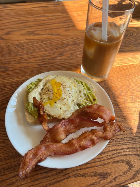 Avocado mash: salt pepper,everything but the bagel seasoning,lemon juice, hot honey Bacon Egg Avocado Toast, Eggs Bacon Avocado Breakfast, Avocado Toast With Bacon, Bacon Avocado Toast, Bacon Avocado Sandwich, Breakfast Avocado Toast, Toast Bacon, Basic Aussie Girl, Breakfast Avocado