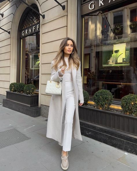 Kate Hutchins Outfit, Kate Hutchins Style, Baptism Outfit Women, Kate Hutchins, Vinter Mode Outfits, September Outfits, Elegant Outfit Classy, Estilo Indie, Beige Outfit