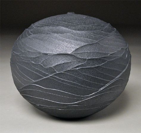 Black Ceramics, Ceramic Vessels, Contemporary Pottery, Surface Decoration, Artful Home, Ceramics Pottery, Japanese Pottery, Artist Profile, Pottery Designs