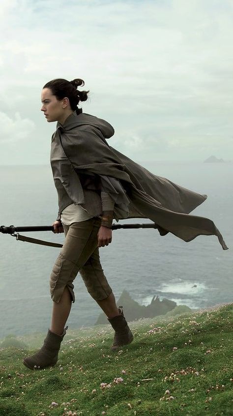 Star Wars: The Last Jedi Rey Cosplay, John Bennett, Jedi Costume, Star Wars Jewelry, Star Wars Facts, The Last Jedi, Rey Star Wars, Star Wars Costumes, Daisy Ridley