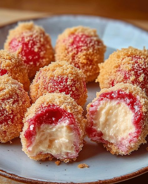 Strawberry Cheesecake Crunch Bites: Easy Recipe Strawberry Cheesecake Crunch, Cheesecake Crunch, Strawberry Cheesecake Bites, Cream Cheese Ball, Cheesecake Bites Recipe, Christmas Dessert Table, Cream Cheese Desserts, Dessert Simple, Quick Easy Desserts