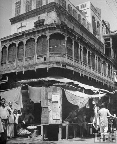 Purani Anarkali | Old Anarkali Lahore 1946. Old Lahore Photography, Old Lahore Aesthetic, Heera Mandi, Old Lahore, Badshahi Mosque, Shalimar Garden, Pakistan Art, Pakistani Art, History Of Pakistan