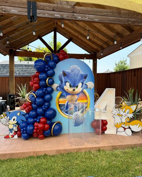 Sonic ⭐️ Beautiful backdrop and cutouts from: @any_time_print 🔥 Balloons store: @lilysdecorations_the_store 🎈 @kalisanballoons (dark blue) @megashine_novedadespeyma . . . . #birthdayboy #balloons #balloongarland #balloonstylist #backdrops #cutouts #marqueenumbers #allparties #kids #dfwpartyplanner #dfwpartyrentals #instaexplore #bosslady #smallbusinessowner #smallbusiness Sonic Decoration Ideas, Sonic Birthday Party, Cake Backdrops, Sonic Cake, Sonic Birthday Parties, Sonic Party, Sonic 2, Sonic Birthday, Balloon Ideas