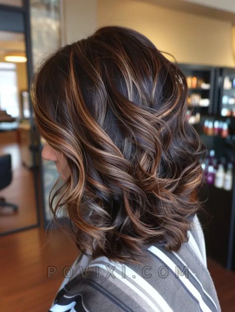 Fall Hair Colors for Brunettes 2024: 35 Ideas Balayage Red, Caramel Highlights for Short, Long Hair Red Caramel Highlights, Fall Hair Colors For Brunettes, Highlights Hairstyles, Rambut Brunette, Hair Colors For Brunettes, Colors For Brunettes, Hair Color Chocolate, Easy Fashion, Fabulous Hair