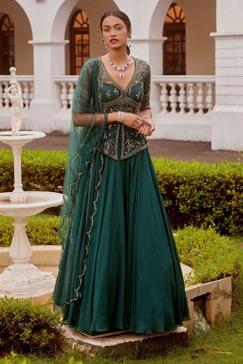 Reka Bentuk Blaus, Peplum Lehenga, Orang India, Kurta Lehenga, Indian Bridesmaids, Indian Outfits Lehenga, Green Lehenga, Gaun Fashion, Indian Dresses Traditional