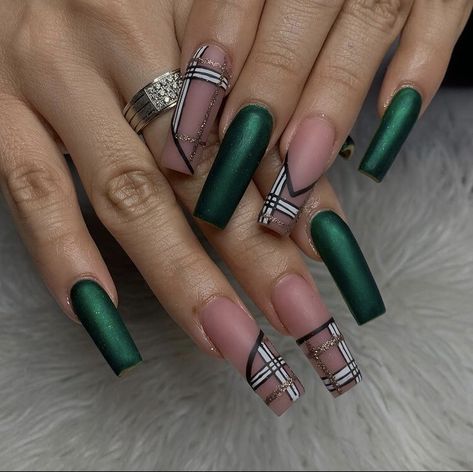 Burberry Nails, Winter Nails Acrylic, Cute Nail Art, Xmas Nails, Dope Nails, Nail Games, Fall Nails, Green Nails, Nails Design