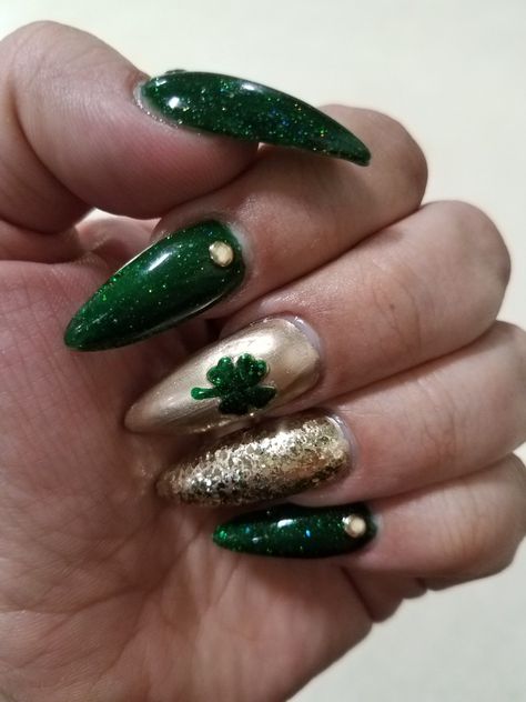 St. Patrick's Day St Patricks Nail Designs, St Patrick Day Nails Acrylic, Irish Nails, Saint Patrick Nail, Coffin Nail Art, Gucci Nails, St Patricks Day Nails, Nail Art Disney, Rose Gold Nails