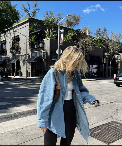 Oversize Jean Shirt Outfits, Light Denim Shirt Outfit Women, Oversized Denim Shirt Outfit Women, Camisa Jeans Outfit Mujer, Outfits Streetwear Mujer, Light Denim Shirt Outfit, Oversized Blouse Outfit, Denim Shirt Outfit Women, Madrid Outfits