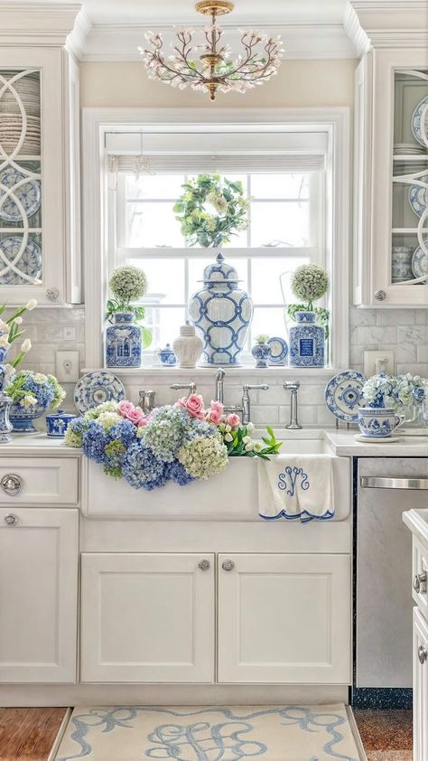 Blue And White Farmhouse Kitchen, French Farmhouse Kitchen Ideas, Cottage Decoration Ideas, Grandma Chic Decor, Blue And White Dishes, Kitchen Open Concept, Awesome Kitchens, Grandma House, Cottage Houses