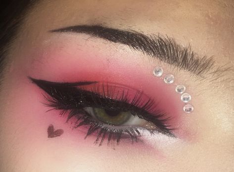 Pink Halloween Eyeshadow, Draculaura Eyeliner, Draculara Makeup Simple, Draculara Inspired Makeup, Monster High Makeup Draculaura, Draculaura Makeup Ideas, Draculaura Makeup Simple, Pink Vampire Makeup, Draculaura Makeup Inspiration