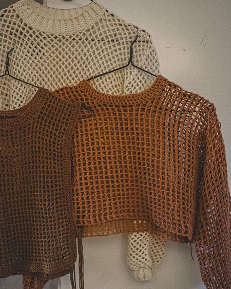 Crochet Mesh Pullover Pattern Free, Crochet Mesh Pullover, Knit Mesh Top Pattern, Crochet Mesh Shirt Pattern, Crochet Fashion Ideas, Crochet Mesh Sweater Pattern, Mesh Sweater Crochet Pattern, Crochet Trends 2023, Crochet Mesh Sweater Free Pattern