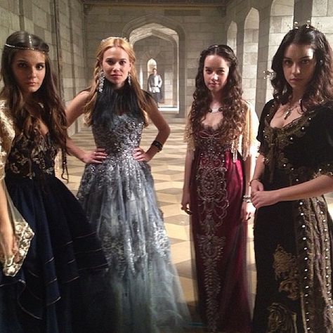 Lady Kenna, Greer, Lady Lola and Queen Mary ~ Reign Queen Mary Reign, Reign Outfits, Reign Cast, Lady Kenna, Reign Tv Show, Marie Stuart, Reign Mary, Reign Fashion, Reign Dresses