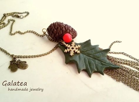 Polymer clay pinecone jewelry ideas for winter Pine Cone Jewelry, Jewelry For Christmas, Xmas Gifts For Mom, Fimo Diy, Diy Necklaces Tutorial, Polymer Clay Tutorials, Pinecone Necklace, Diy Polymer Clay, Polymer Clay Halloween