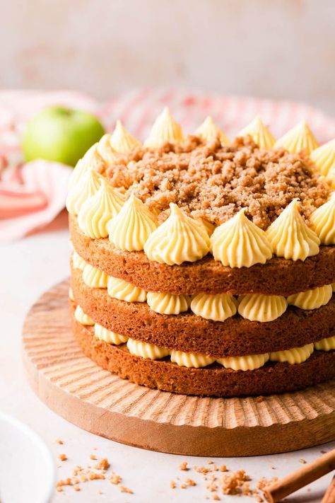 Apple Crumble Birthday Cake, Autumn Cake Ideas Birthday, Apple Crumble Cake Recipe, Apple Sponge Cake, Custard Buttercream, Caramel Apple Crumble, Apple Crumble Cake, Autumn Cake, Apple Custard