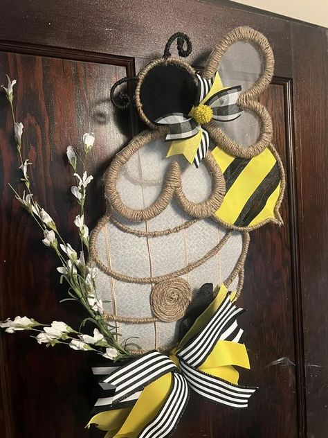 💲Dollar Tree Fanatics Crafts & Decor💲 | My take on the bee and hive frames from dollar tree I only got one set and my store doesn’t have anymore update :I started by wrapping frames in twi... | Facebook Bee Wreaths, Bee Hives Diy, Bee Diy, Bumble Bee Decorations, Bumble Bee Craft, Bee Hive Craft, Holiday Crafts Decorations, Ladybug Wreath, Honey Bee Decor