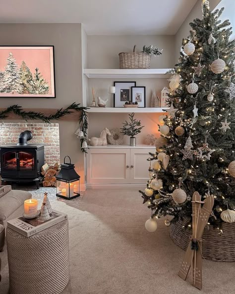 Hygge Christmas Decor, Lounge Room Styling, Cozy Holiday Decor, Holiday Living Room, Christmas Living Room Decor, Decorations Living Room, Cozy Christmas Decor, Christmas Living Room, Living Room Decor Fireplace