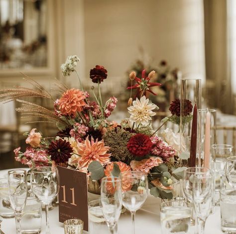 Fall Wedding Tablescapes Round, Wedding Tablescapes Round, Fall Wedding Tablescapes, Burgundy Wedding Theme, Nikah Decor, Pub Wedding, Autumn Wedding Reception, Wedding 2025, Mom Wedding