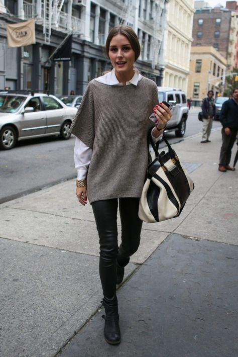 Layer short sleeve, boat-neck sweater with crisp white button up Olivia Palermo Outfit, 2015 Fashion Trends, Olivia Palermo Style, Mode Casual, Poncho Style, Olivia Palermo, Fashion Weeks, 가을 패션, Work Outfits Women