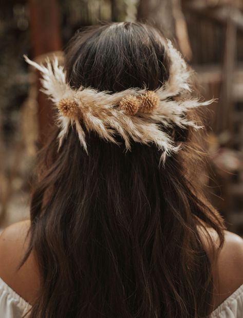 Pampas grass wrapped and pinned around the crown makes for an ethereal statement for someone who wants to skip the veil. Include other dried naturals for more color. Daisy Headband, Fleurs Diy, Boho Wedding Hair, Grass Wedding, Flower Crown Wedding, Wedding Hair Flowers, Floral Headpiece, Green Wedding Shoes, Boho Hairstyles