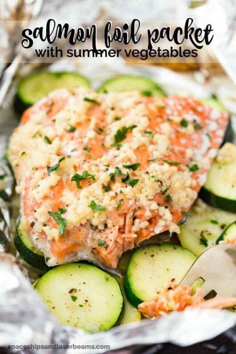 Campfire Salmon, Vegetables Grilled, Summer Dinner Recipes Grill, Salmon In Foil Recipes, Salmon Foil Packets, Foil Packet Dinners, Salmon In Foil, Foil Pack Meals, Foil Dinners