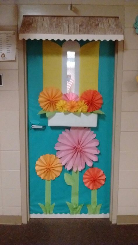 Spring bulletin board classroom door Preschool Classroom Themes, Spring Classroom Door, Preschool Door, Preschool Spanish, Holiday Door Decorations, Room Door Decorations, Spring Door Decoration, Board Classroom, Spring Bulletin