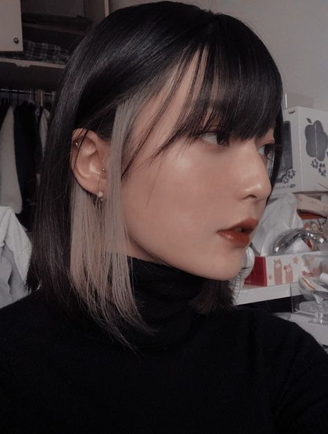 Michelle Aesthetic, Short Hairdo, The It Girls, Short Hair Color Ideas, Peekaboo Hair Colors, Dipped Hair, Lavender Hair Colors, Reality Shifting, Peekaboo Hair