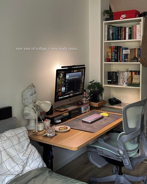 Pc Desk Aesthetic, Uni Desk Ideas, Professor Room, Small Work Office Ideas, Desk Under Tv, Corner Desk Ideas Bedrooms, 2 Monitor Desk Setup, Shared Office Space Ideas Home, Wood Desk Aesthetic