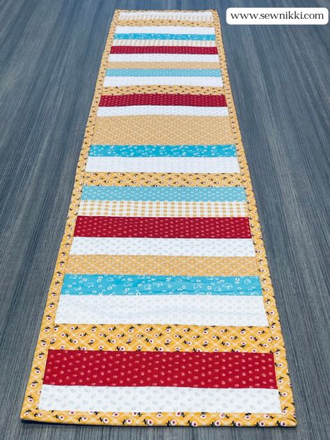 Quilt as you go patterns - Table Runner Free Pattern by Sew Nikki (front of quilt) Quilt As You Go Table Runner, Jelly Roll Table Runner, Table Runner Pattern Easy, Quilting Beginners, Table Runner Free Pattern, Easy Quilt, Striped Table Runner, Quilt As You Go, Table Runner Pattern