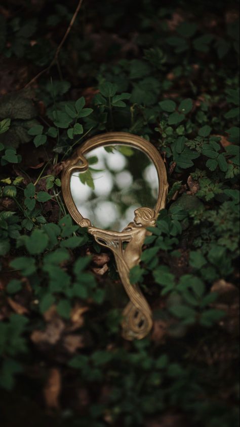 Handmirror mirror art nouveau aesthetic ivy greens plants nature forestcore fantasycore fantsy magical phone wallpaper Green Academia Aesthetic, Green Witch Aesthetic, Mononoke Anime, Faerie Aesthetic, Green Academia, Quick Sketches, Plant Magic, Green Magic, Theme Nature