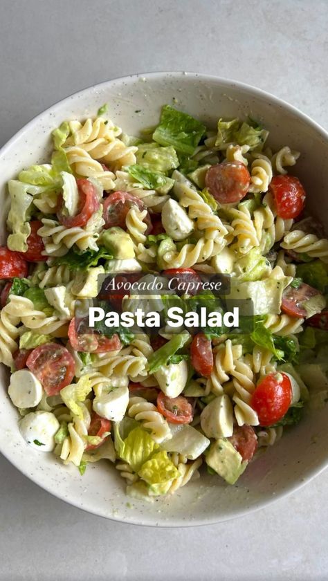 kausloves on Instagram: ☀️Avocado Caprese Pasta Salad 🥗 Salad recipe: - 100g fusilli (dry weight) - 1 cup lettuce - 1 cup cherry tomatoes - 1 cup mozzarella… Tomato Mozzarella Salad, Food Content Creator, Mozzarella Pearls, Mozzarella Pasta, Caprese Pasta Salad, Caprese Pasta, Mozzarella Salad, Avocado Pasta, Cold Pasta