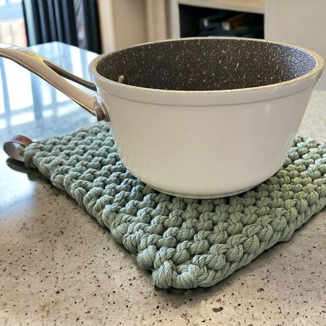 Chunky Farmhouse Hot Pad (Free Knitting Pattern) – Nicky's Country Crafts Knitted Trivet Patterns, Knit Trivet Pattern, Hot Pad Knitting Pattern, Knit Trivet Pattern Free, Knit Pot Holders Free Pattern, Pot Holder Knitting Pattern, Knit Trivets, Knitted Trivets, Knitted Pot Holders Free Pattern