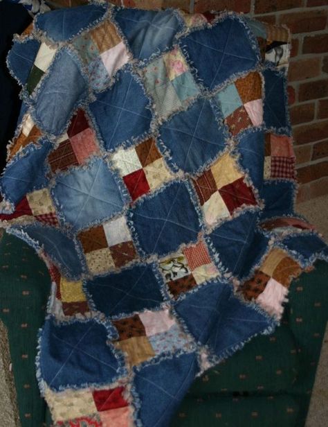 This was something we did at the home school group this year. It's a  quilt-as-you-go effort, and the raw edges are cut into a fringe for a  scrappy effect. I like the squares with the denim. Quite a few old pairs of  jeans were harmed in the making of this quilt. Denim Placemats, Placemats Pattern, Återvinna Jeans, Denim Rag Quilt, Blue Jean Quilts, Colchas Quilting, Rag Quilt Patterns, Jean Quilt, Blue Jeans Crafts