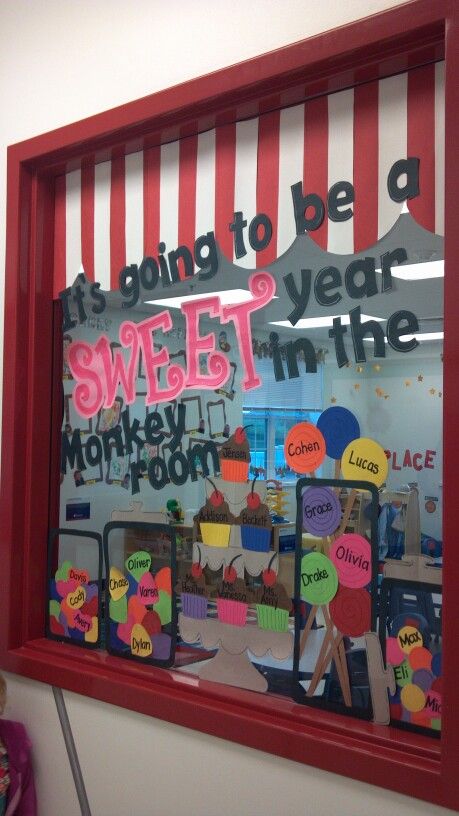 Back to school window Teacher Window Displays, Back To School Windows Display, Back To School Window Art, Daycare Window Ideas, Classroom Window Display, Back To School Window Display, Butterfly Classroom, Classroom Window Decorations, Classroom Windows