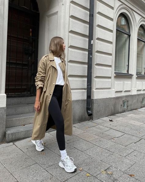 8 Formas de usar tu gabardina con leggings | Es la Moda Trench Outfit, New Balance Outfit, Trench Coat Outfit, Legging Outfits, Mode Casual, Looks Street Style, Coat Outfits, Mode Inspo, Weekend Outfit