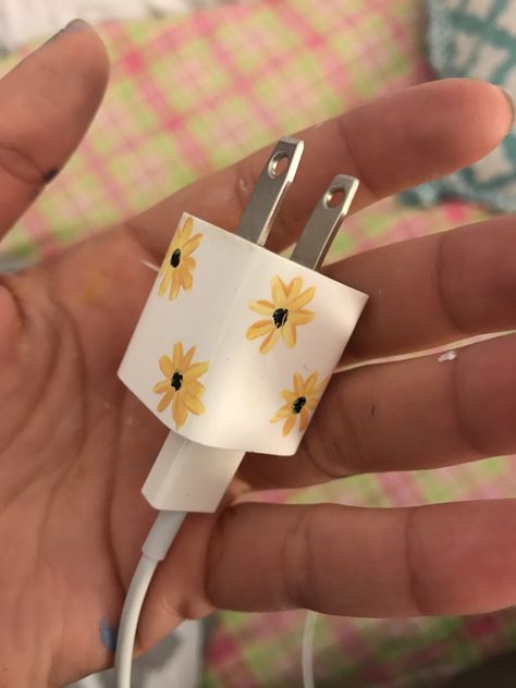 Charging Block Painting Ideas, Charger Box Painting Ideas, Iphone Charger Painting, Charger Painting Ideas Aesthetic, Paint Charger Cube, Charger Painting Ideas, Box Painting Ideas, Charger Art, Box Painting