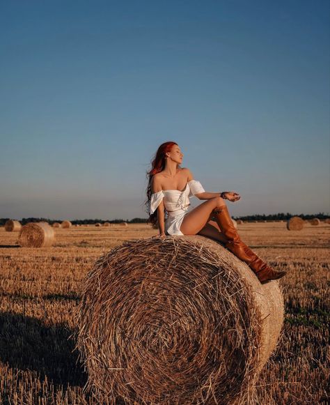 Hay Stack Photoshoot, Hay Rolls Photoshoot, Haystack Photoshoot, Pictures With Hay Bales, Hay Bale Photoshoot Picture Ideas, Hay Bale Senior Pictures, Hay Bales Photoshoot, Hay Photoshoot, September Photoshoot Ideas