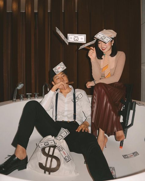 Mobster Couple Costume, Bonnie E Clyde Fantasia Halloween, Bonnie And Clyde Couples Costumes, Mafia Couple Costume, Heist Photoshoot, Bonnie And Clyde Photoshoot, Bonnie Parker Costume, Bonny And Clide, Married Photoshoot