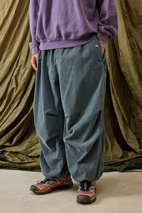 Baggy Tech Pants, Corduroy Pants Outfit, Balloon Silhouette, Tech Pants, Pants Outfit Men, Balloon Pants, Mens Outfit Inspiration, Baggy Pant, Black Fits