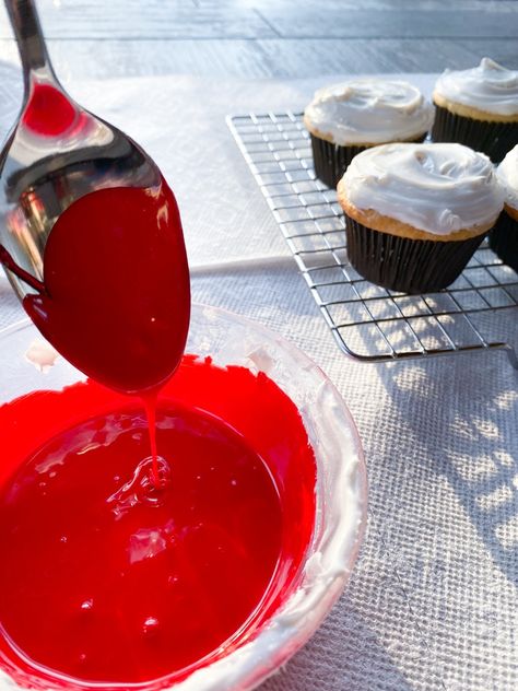 Blood Splatter Cupcakes, Blood Splatter Cake, Edible Blood For Cakes, Easy Halloween Party Dessert, Halloween Cupcake Ideas Easy, Edible Blood, Blood Cake, Simple Halloween Party, Splatter Cake