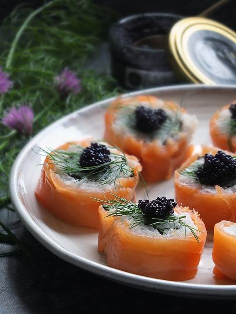 This inside out smoked salmon uramaki sushi recipe with black lumpfish caviar makes for an impressive starter. Finished with a touch of indulgence with Elsinore Caviar, it is sure to inspire your guests. Inside Out Sushi, Sushi Table, Smoked Salmon Sushi, Caviar Appetizers, Make Your Own Sushi, Sushi Recipe, Salmon Sushi, Seasoned Rice, Sushi Recipes