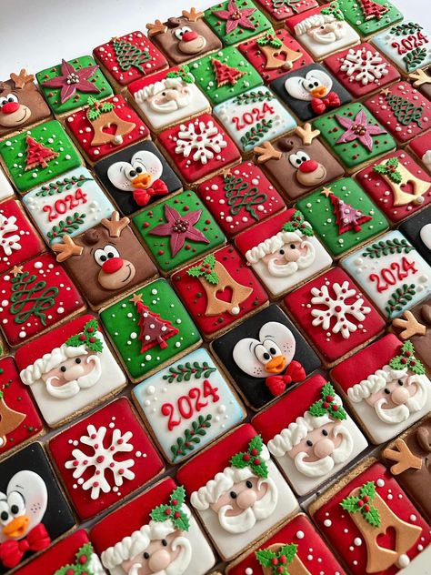 Gingerbreadman Cookies, Advent Cookies, Mini Christmas Cookies, Cookies 2023, Christmas Sugar Cookies Decorated, Coconut Cookies Recipes, Christmas Dog Treats, Christmas Cake Designs, Christmas Biscuits