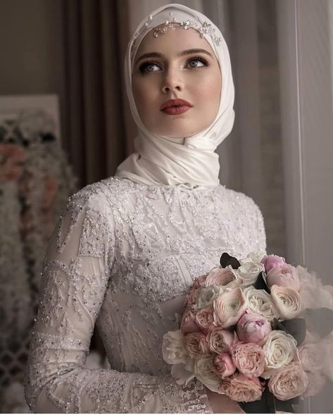 Hijabi Bride, Muslim Wedding Hijab, Wedding Hijab Styles, Muslim Wedding Gown, Bride Hijab, Baju Kahwin, Hijabi Brides, Dresses Couture, Muslimah Wedding Dress