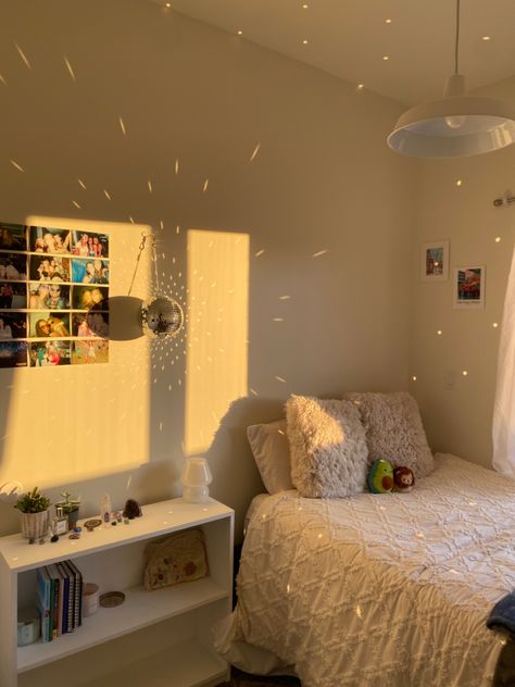 Disco Ball Above Bed, Sunset Light Bedroom Aesthetic, White Golden Bedroom, Party Bedroom Aesthetic, Mirror Ball In Bedroom, Cozy Bedroom Aesthetic Night Lights, Sunshine Bedroom Aesthetic, Squishmallows On Bed Aesthetic, Sunlamp Aesthetic Room