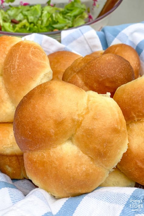 This is our great-grandmother's famous homemade dinner rolls recipe -- it is a staple at all of our family gatherings and holiday meals! Soft on the inside, with a buttery golden brown top, they are absolutely perfect!! We'll show you how to make both pull-apart rolls and cloverleaf rolls with the same dough. Clover Leaf Dinner Rolls Recipe, Clover Leaf Dinner Rolls, Bulkie Rolls Recipes, Clover Rolls Recipe, School Yeast Rolls Recipe, Grandma's Biscuits, Best Homemade Rolls, Sweet Yeast Rolls Recipe, Cloverleaf Dinner Rolls