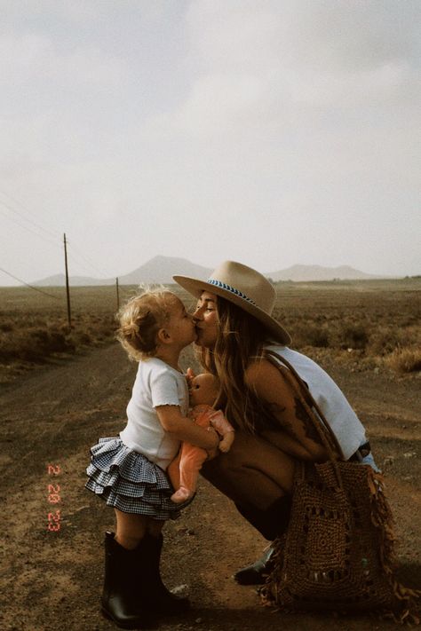 Crunchy Mum Aesthetic, Homebound Meredith Trapp, Mommy And Me Farm Photo Shoot, Western Boho Family Photos, Organic Mom Aesthetic, Western Photoshoot Family, Western Mom Aesthetic, Western Family Aesthetic, Montana Family Photos