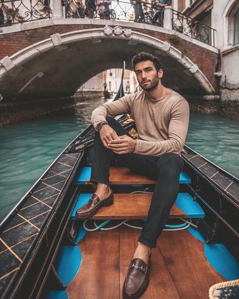 Venezia 🛶✨ Venice Italy Outfit, Italian Summer Outfits, Venice Photos, Travel Photoshoot, Travel Pose, Mens Photoshoot Poses, Male Style, Men Photoshoot, Stylish Men Casual